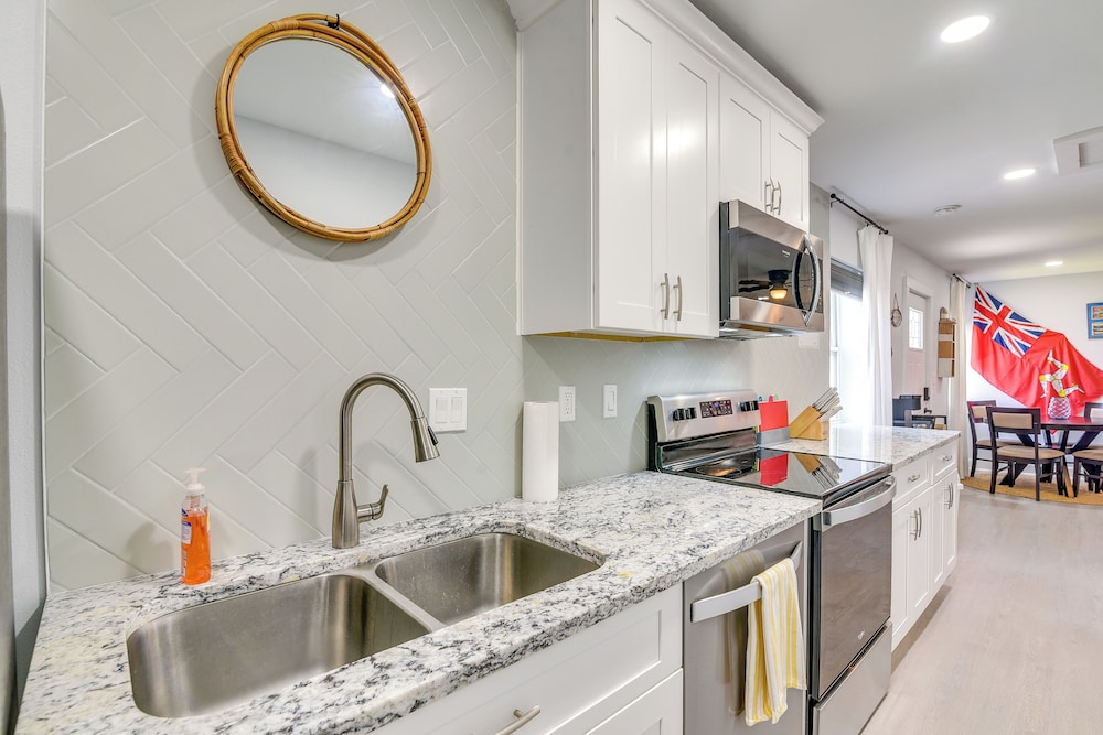 1 Mi to Pleasure Pier: Walkable Home in Galveston