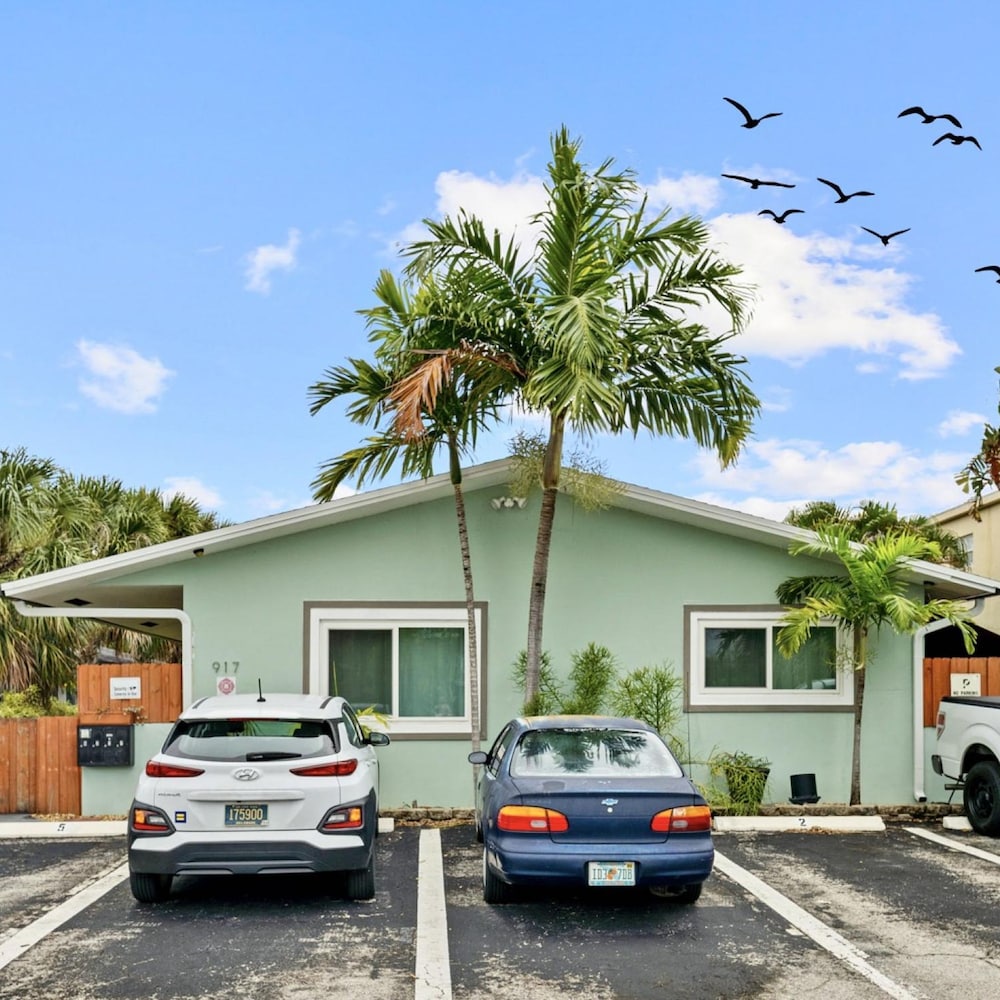 Wilton Manors 2BR Charm Walk to the Drive view 3
