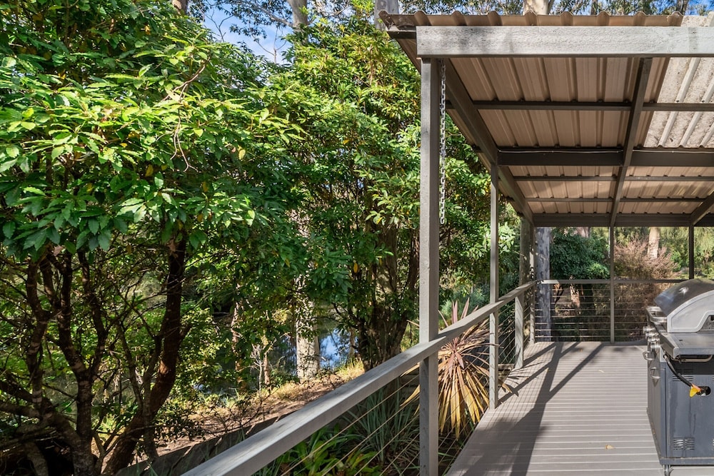 Secluded 3-bed Retreat Moments to the Beach