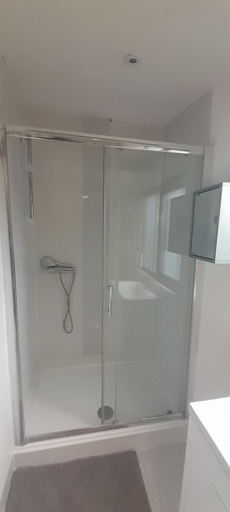 Pet Friendly - 4 Guests - 13 min to the Beach