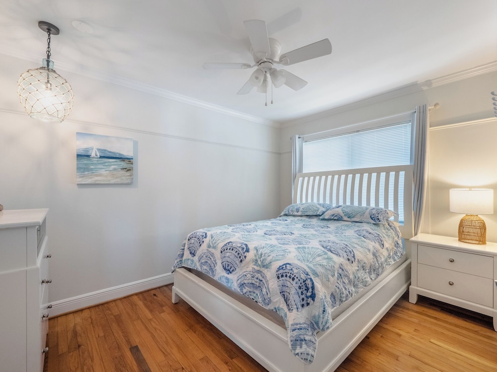 Surfside Cottage by Topsail Realty