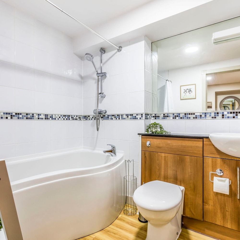 Stylish Ground Floor Apartment With Parking