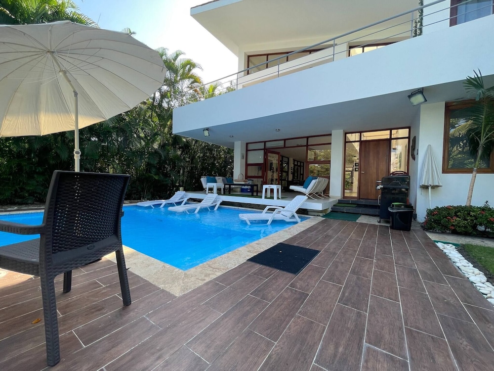 Spacious Trendy Villa At Metro Country Club view 5