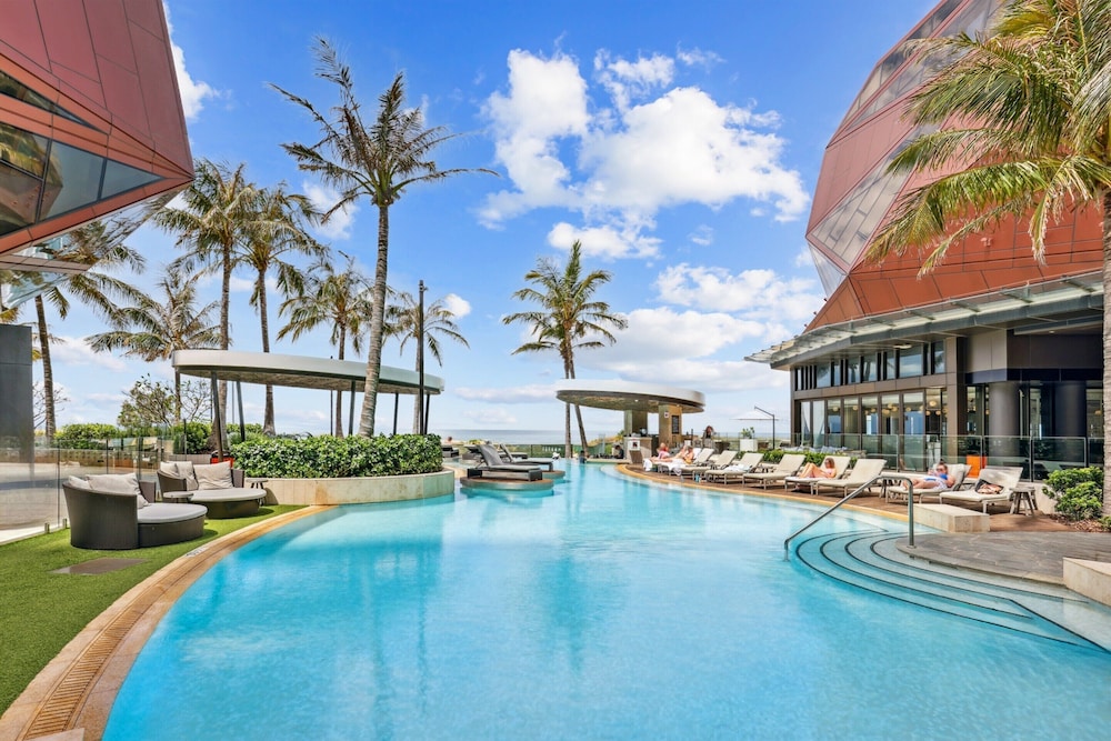 Jewel Luxury Beachside 2-bed With Water View