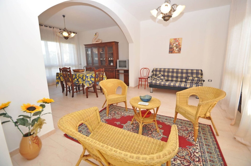 Villa Magnolia 1 Sleeps 8 Close to the sea