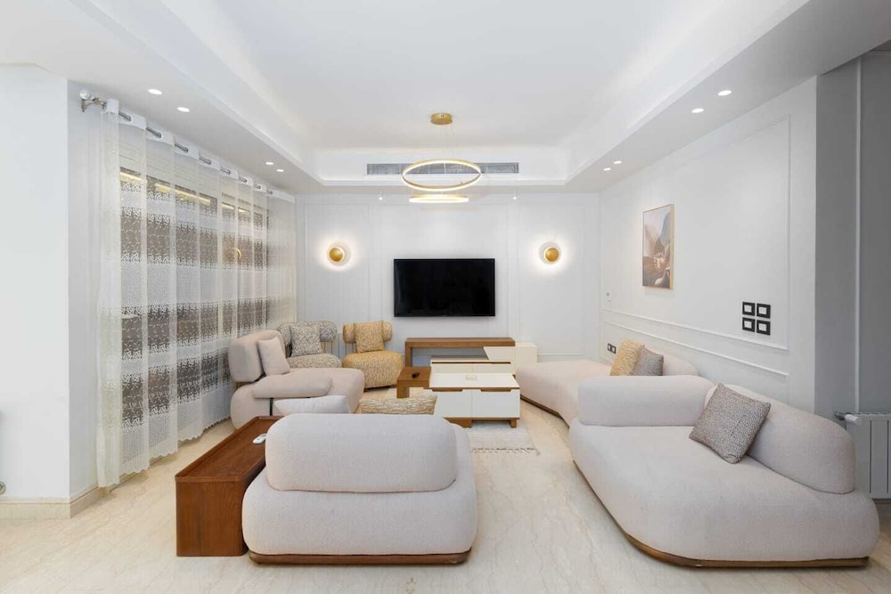 7BD Villa With Pool & Garden