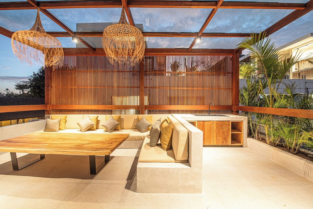Modern 4BR Canggu Retreat Just 8mins to the Beach