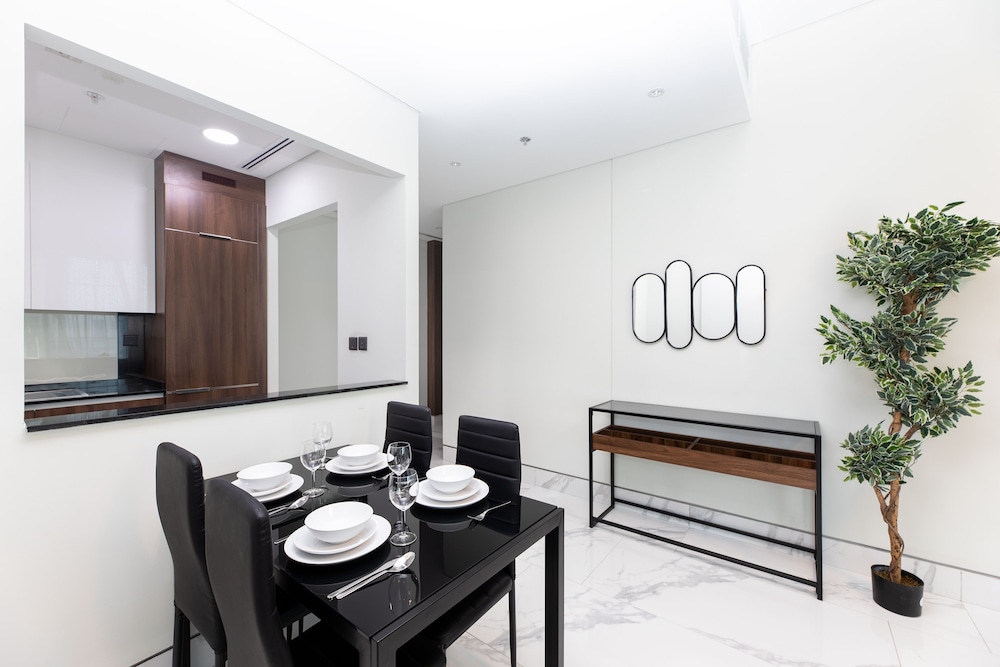 SIMPLY COMFORT Urban Chic Suites in J One Tower City & Canal Views