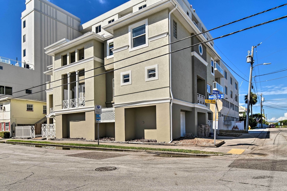 Colorful Townhome, Steps to Clearwater Beach!