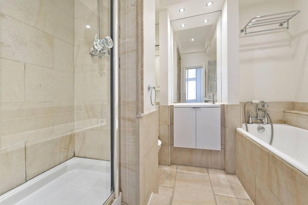 Cute 2-bed Chelsea Apartment
