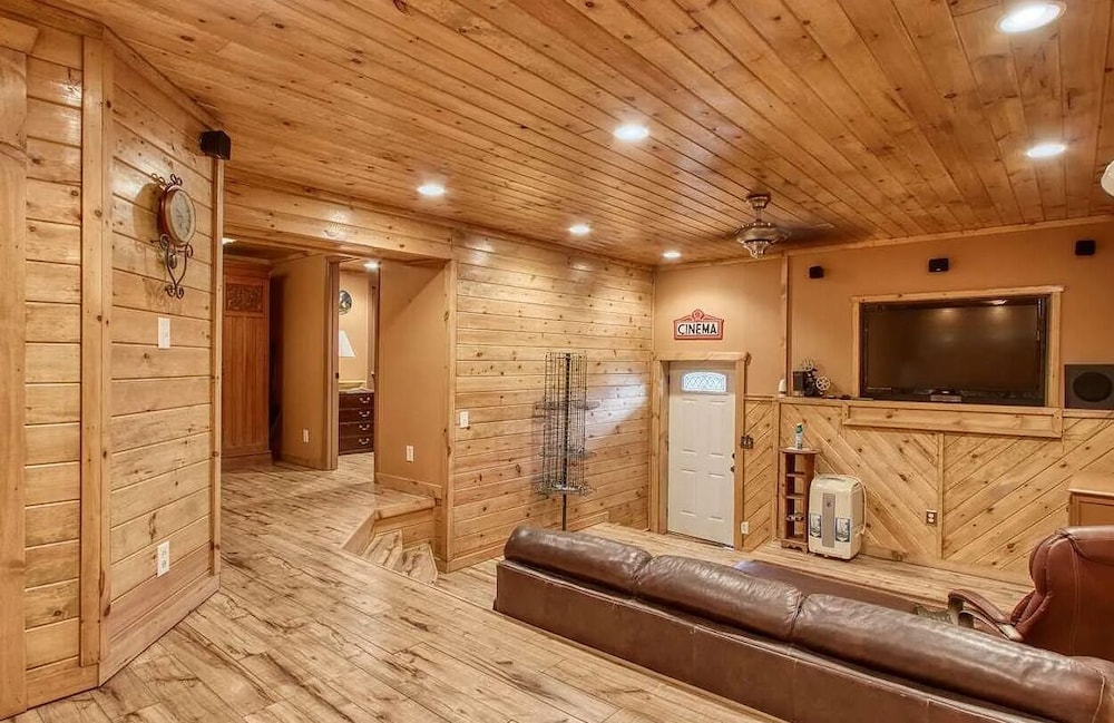 Smoky Mtn Log Cabin w Wet Bar Loft