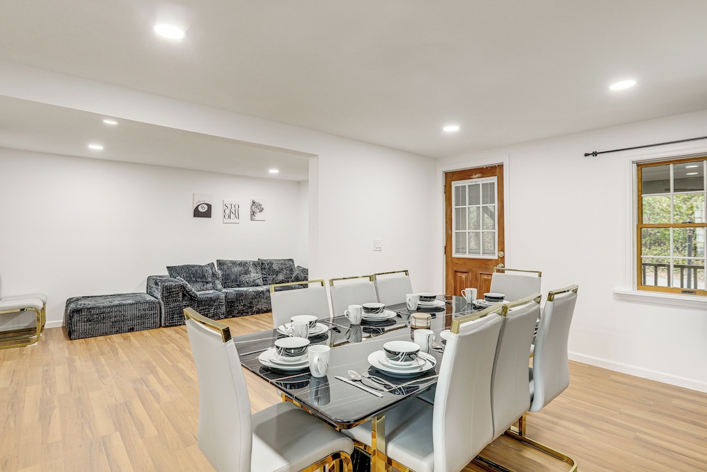Updated Getaway w/ Sauna & Yard in Bloomsbury!