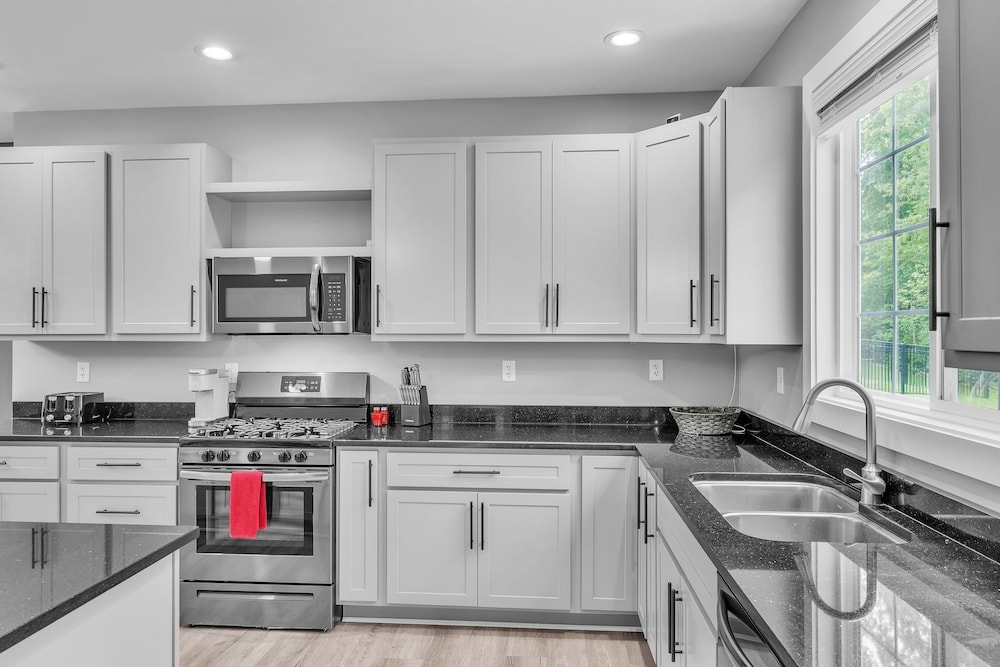 Pet-friendly Getaway With Golf & Private Patio Retreat 4 Bedroom Home