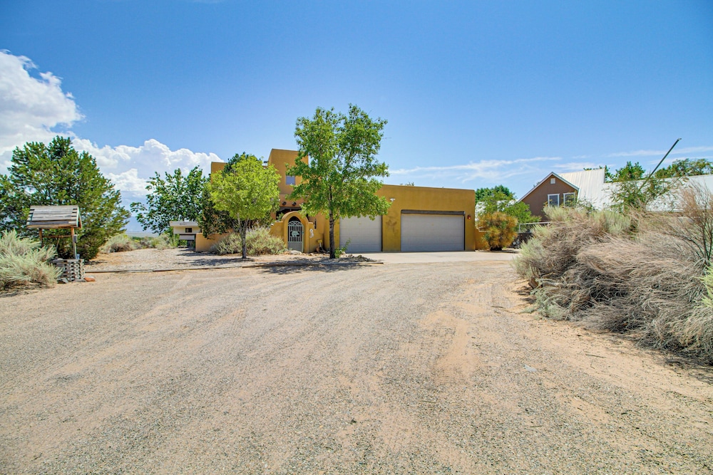 Stunning Sandia Mtn Views: Rio Rancho Retreat