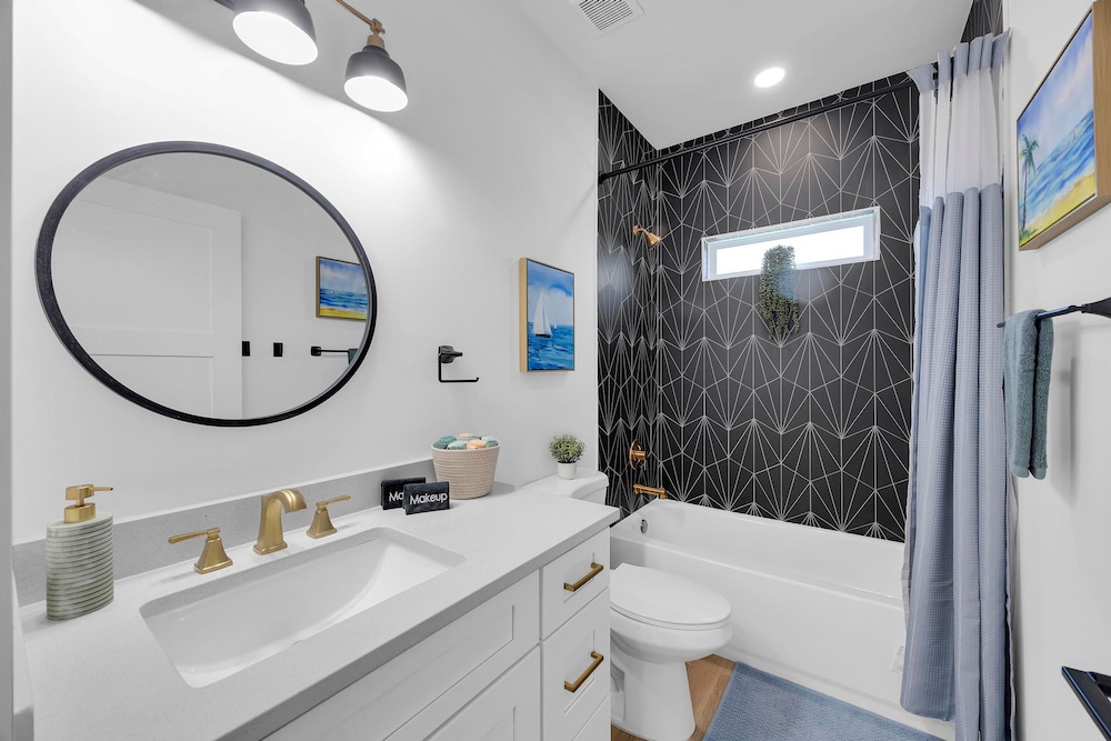 Luxury Beach Home Sauna Cold Plunge E-bikes