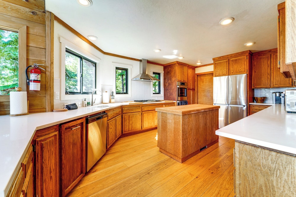 6 Mi to Ski Slopes! Family Tahoe Cabin w/ 3 Decks