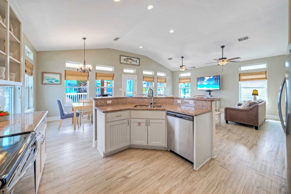 Sleeps 24 2 Homes w/ Beach Boardwalk Access & Deck Views Steps to the Beach