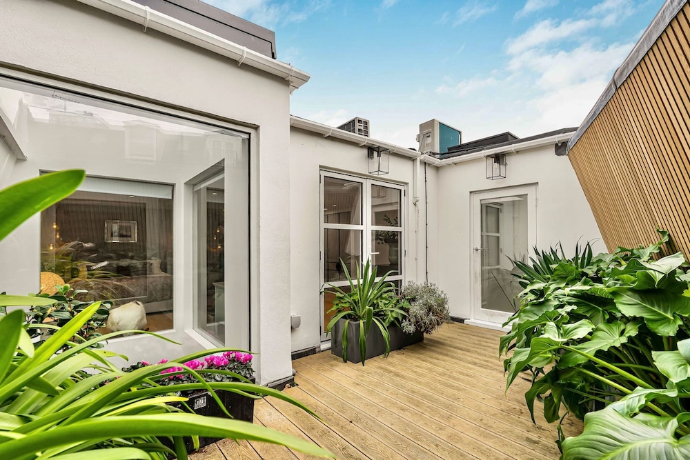 London Mews Home w Glass Atrium Terrace