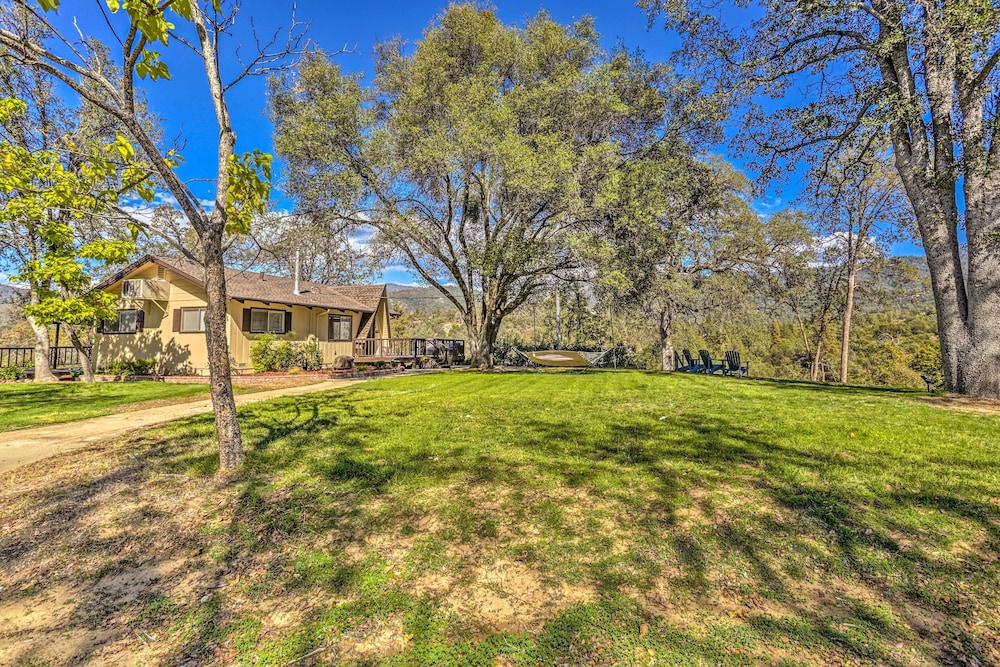 Hotel Lovely Oakhurst Cabin w/ Deck & Mtn Views! - Image 1