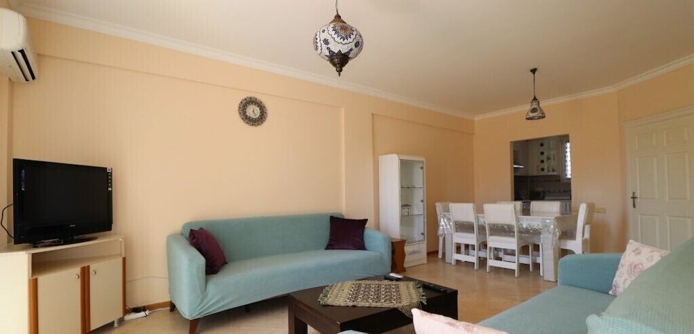 Villa RN4C by JoyLettings view 5