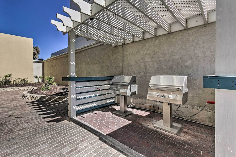 Beachfront Condo w/ Resort Amenities & Ocean Views