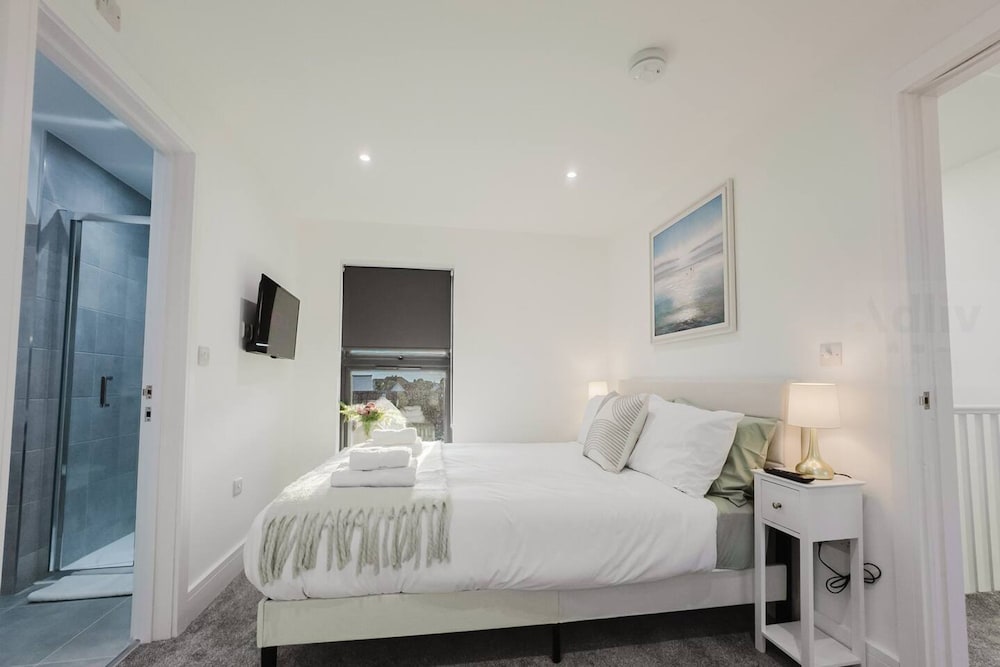 Luxury Seaside Home Parking Sleeps 8 by Adliv