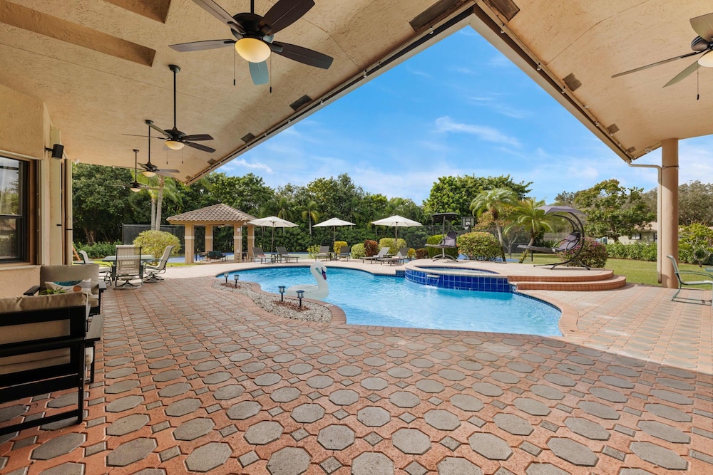 Grand 6BR Plantation Estate w/ Tennis & Pool