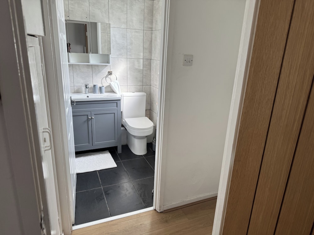 Knotty Ash - 3 Beds - Sleeps 6 - On-site Parking