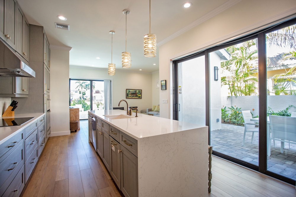 Sorrento Luxury Vacation Home: Expansive 5-Bedroom, 4.5-Bath Retreat with Private Pool, Hot Tub, and Pet-Friendly Accommodations – Just a Short Walk from S