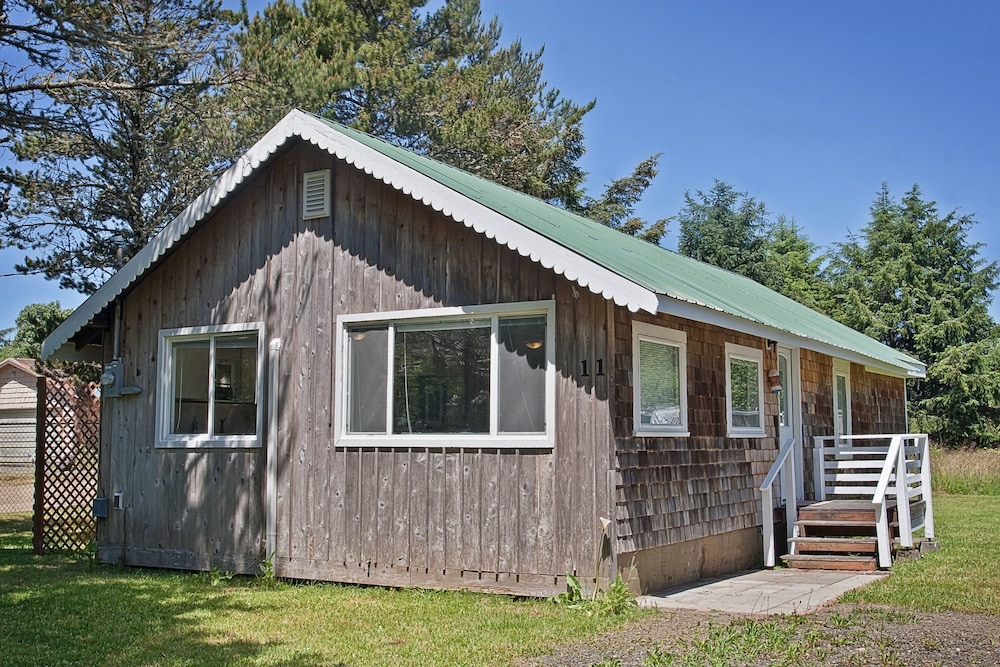 Ten Pines Cottage in Hoquiam