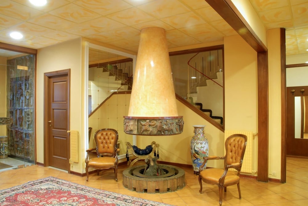 Lobby & Reception