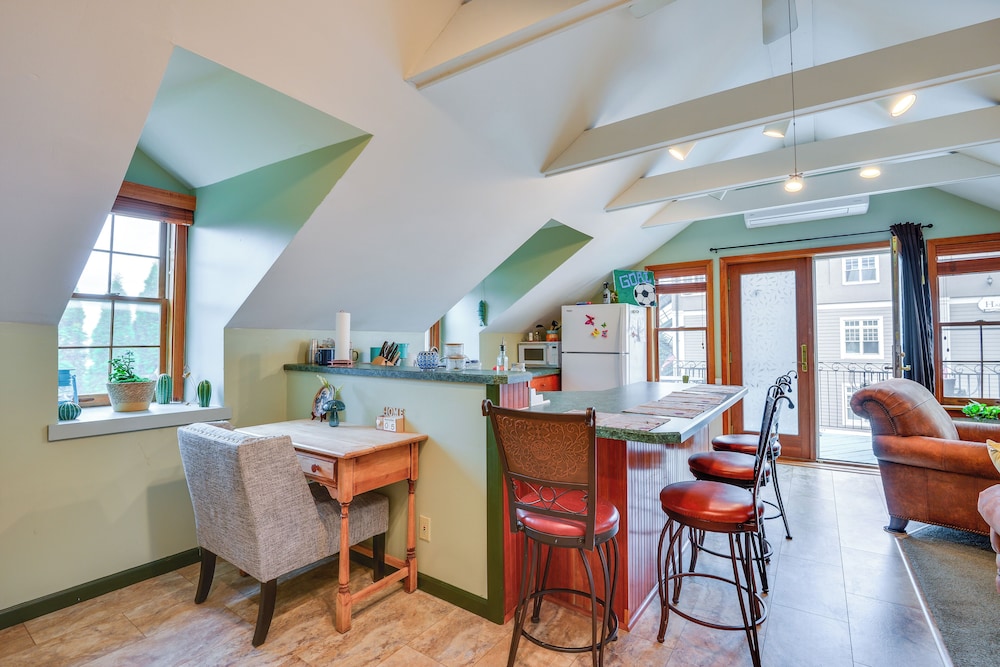 Walk to Marina: Dog-friendly Lake Ontario Studio
