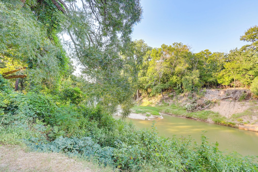 Private Pool: Fun Riverfront Retreat in Hamilton!