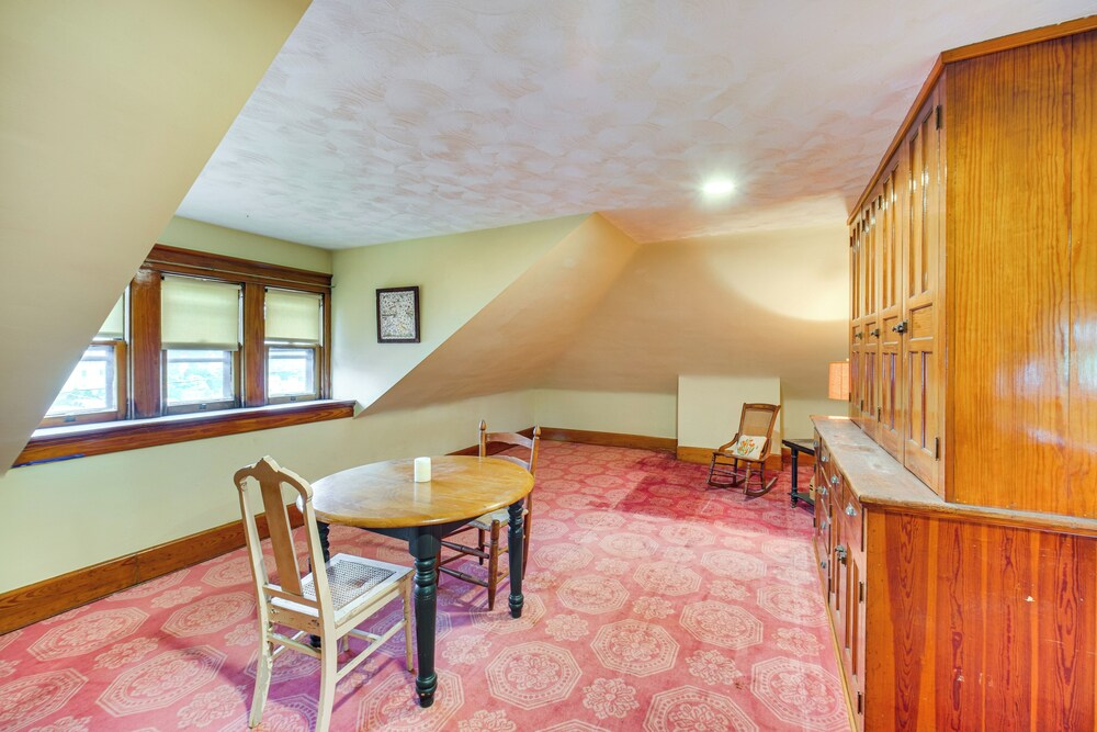 2 Mi to Lake Erie: Spacious Retreat Near Cafes!