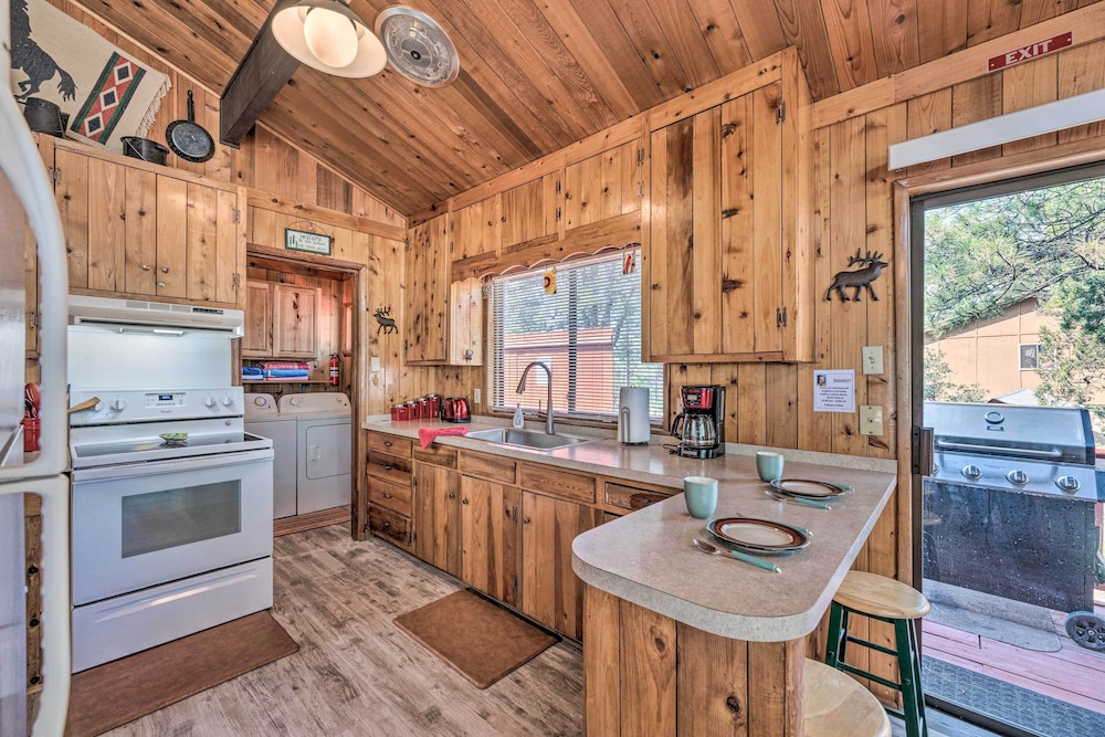 Quiet Retreat w/ Hot Tub - 16 Miles to Ski Apache! view 3