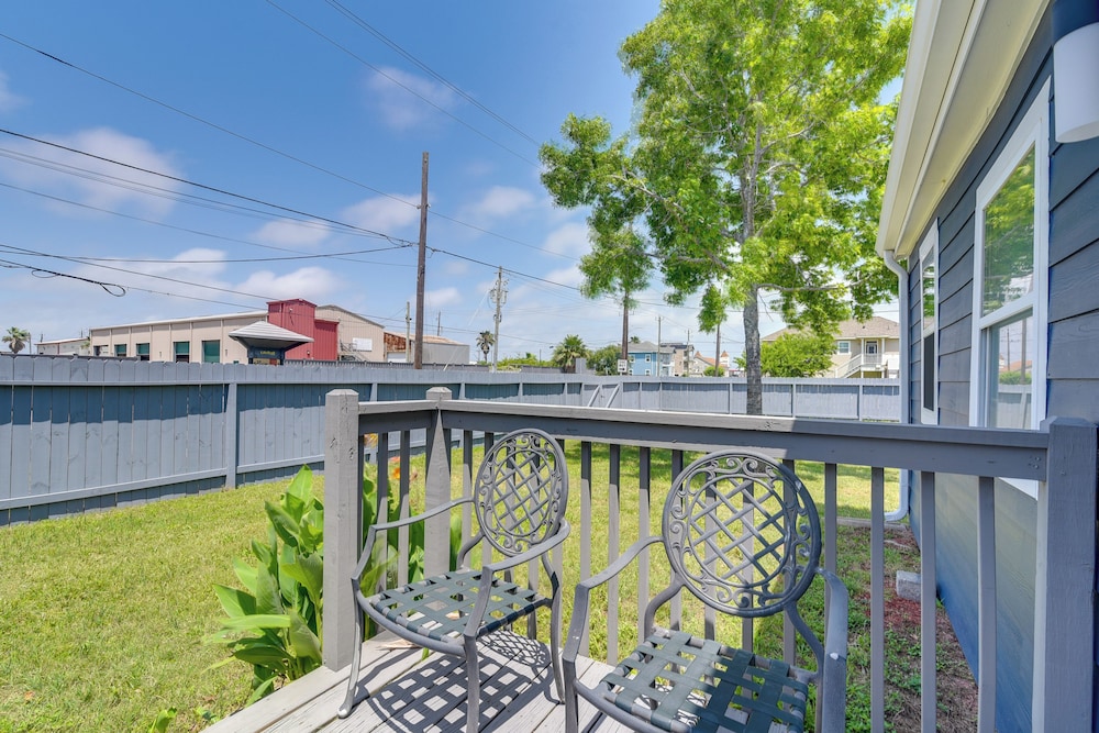1 Mi to Pleasure Pier: Walkable Home in Galveston