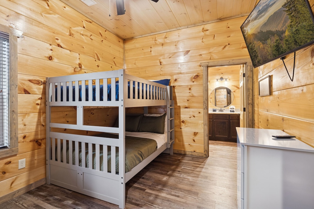 Smoky Blue Haven 3 Bedroom Cabin