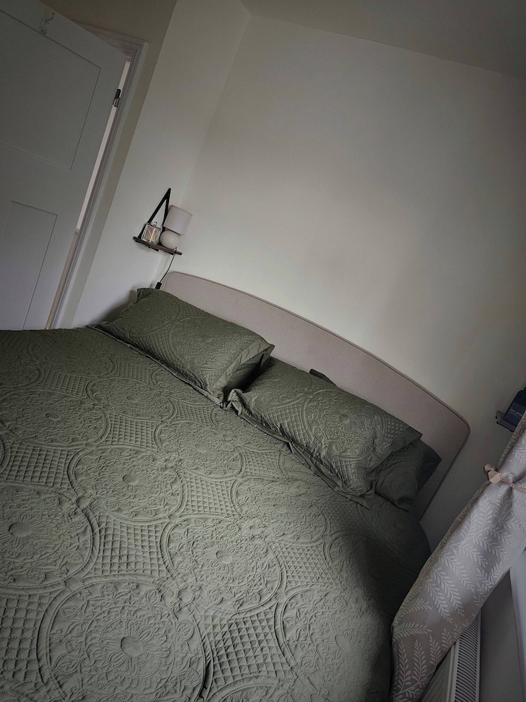 The Sweetbriar Cottage3 Bedroom House in Leeds