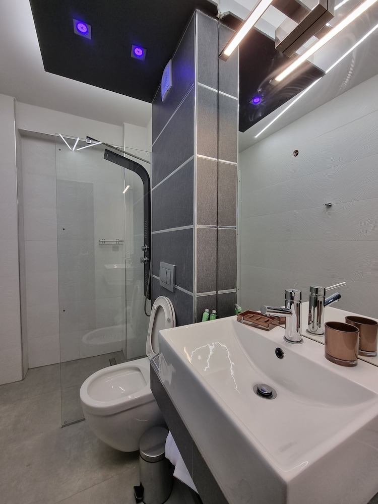 LUXSUITES