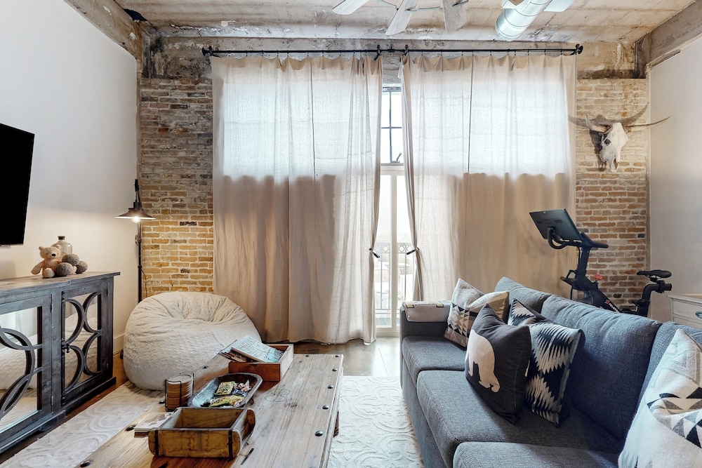 Luxe 1BR Downtown Loft in Historical Building