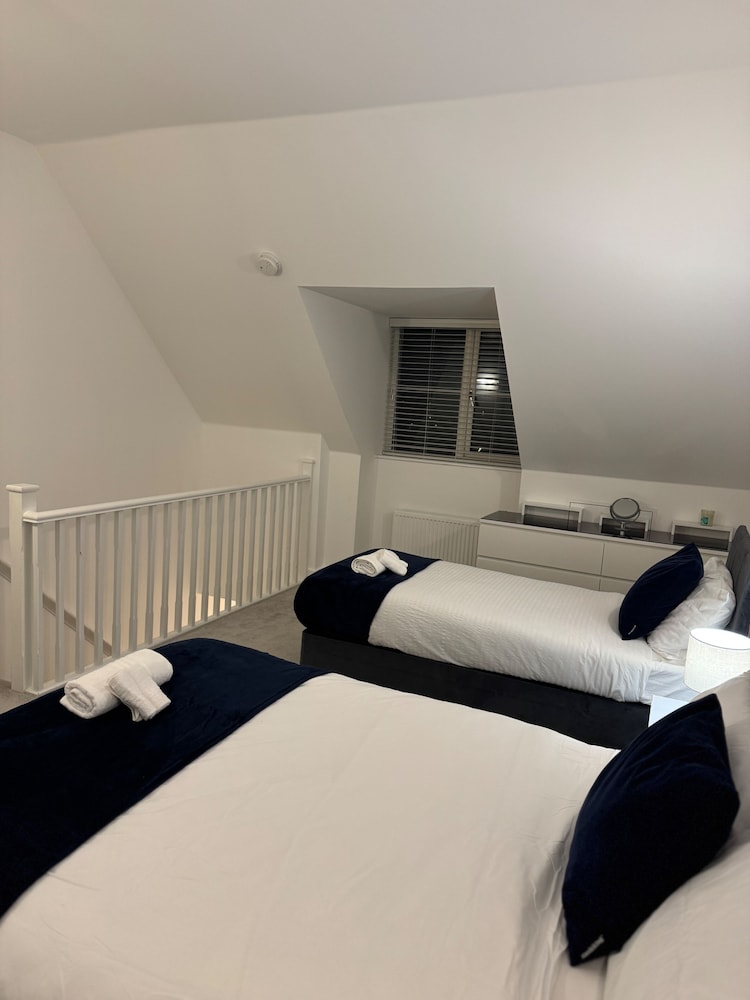 Luxurious Home Near Luton Airport. Suitable for Families and Contractors