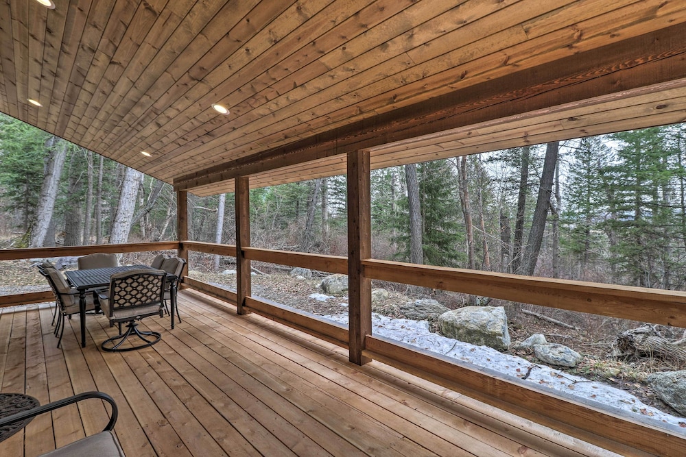 Cozy Homestead Cabin at Base of Columbia Mountain! view 4