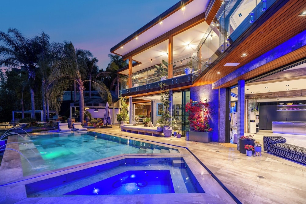 Villa Kaleida - Sleek Modern Sunset Villa With Eclectic Style & Infinity Pool