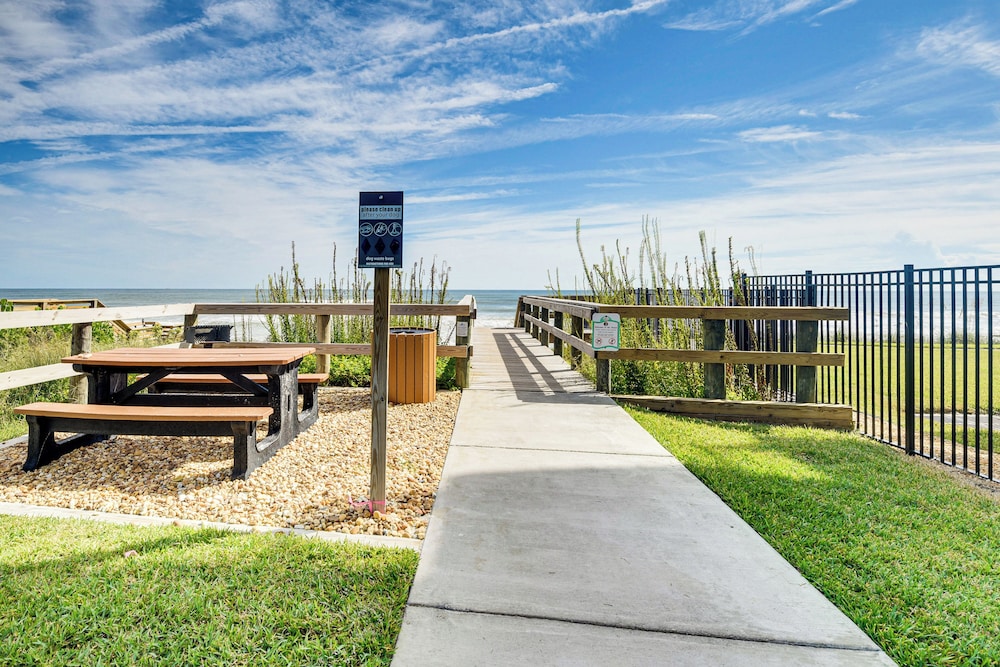 Steps to Ocean, Pool Access! Daytona Beach Gem