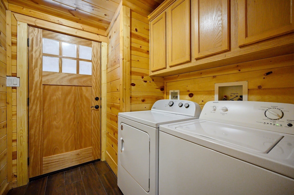 Outlaw Rose Cabin for 8!