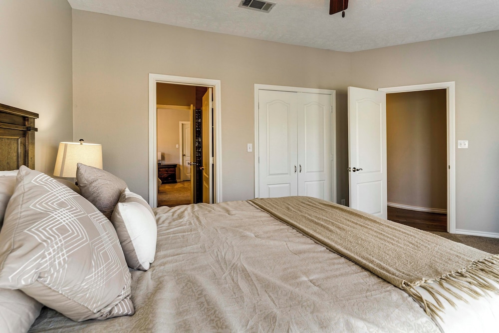 Waterfront Lake Conroe Home w/ Pool Access!