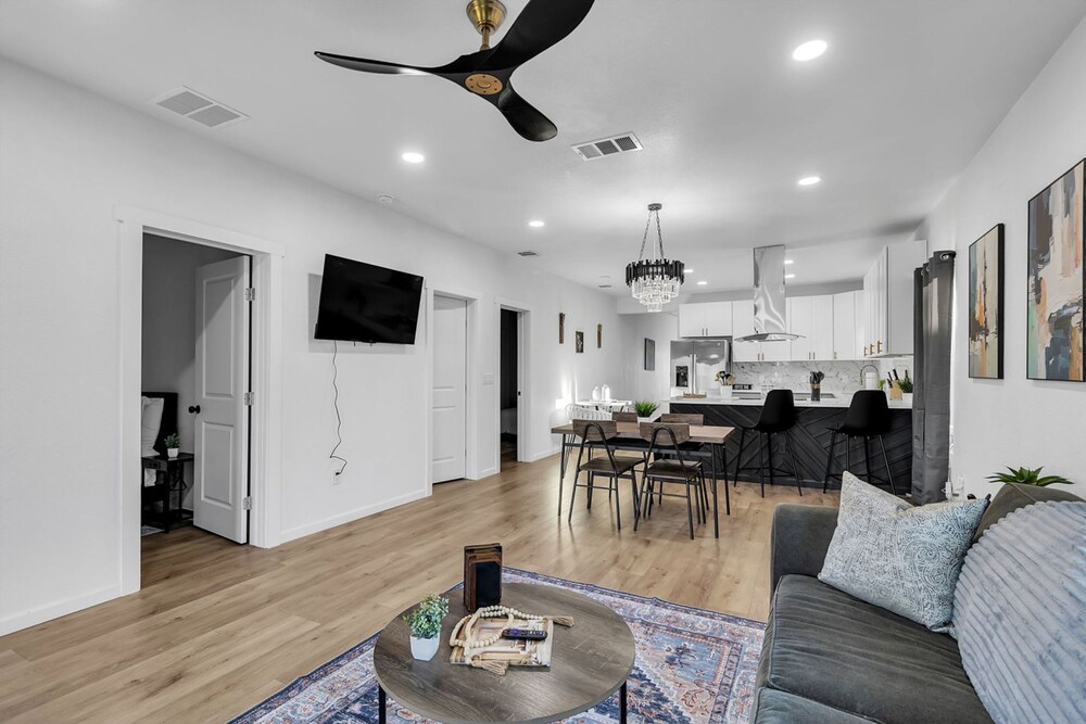 Stylish 4BR Home Mins to Downtown River Walk