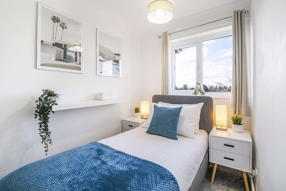 Elegant 4BR House Near City Centre Angus Suites