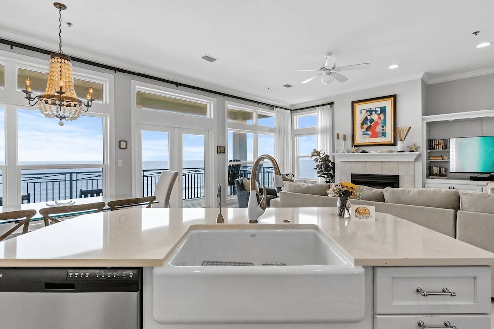 Grovey by the Sea by Avantstay Oceanfront, Private Beach, Pool Access