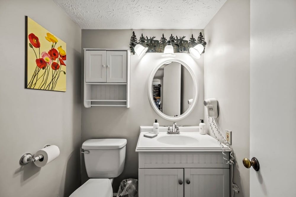 Private Balcony w Views Heated Pool Full Kitchen